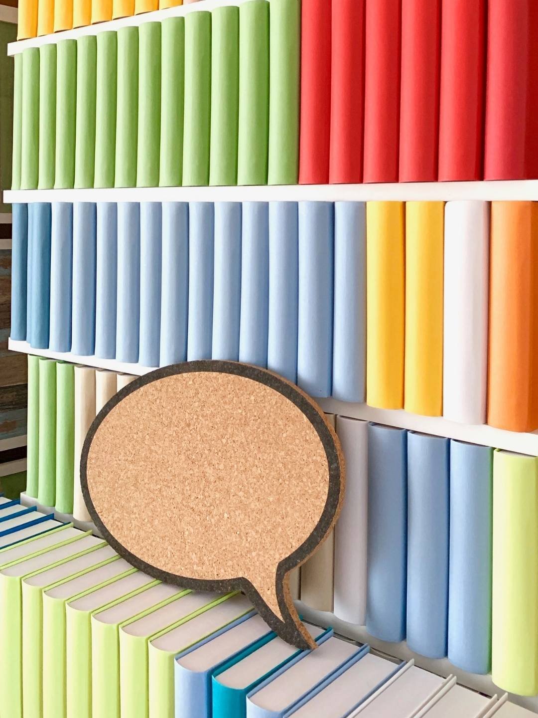 Ilustração de materiais escolares e lousa, representando perguntas frequentes sobre saúde do educador e escolas privadas